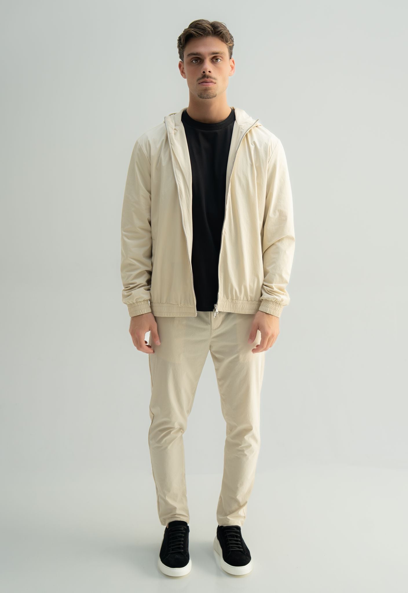 Arso Amsterdam Zip casual set
Slim fit
Zip closure
Structured collar
Premium stretch fabric
Breathable and lightweight
Smooth matte finish
Reinforced seams
Shape-retaining