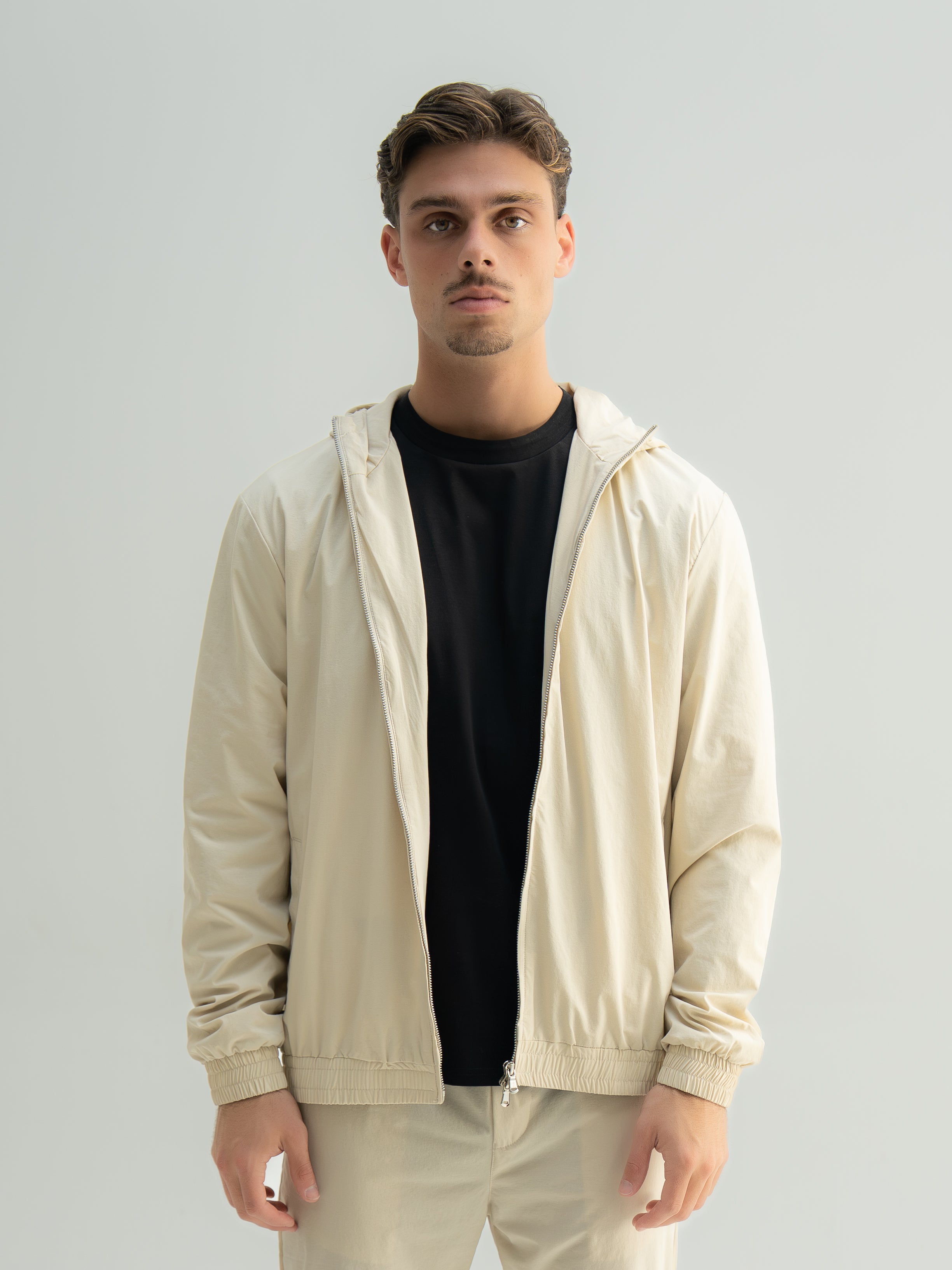 Arso Amsterdam Zip casual set
Slim fit
Zip closure
Structured collar
Premium stretch fabric
Breathable and lightweight
Smooth matte finish
Reinforced seams
Shape-retaining
