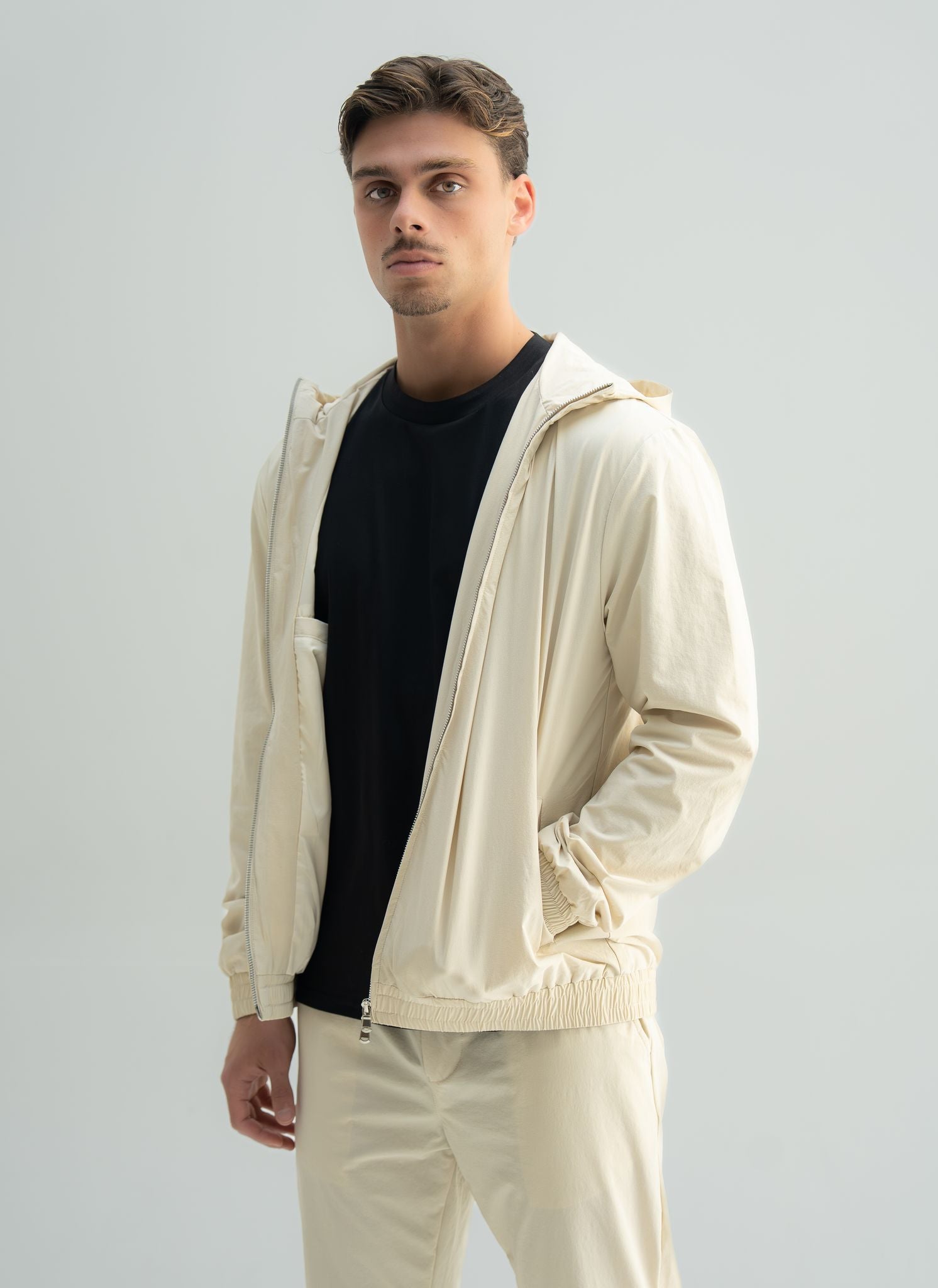 Arso Amsterdam Zip casual set
Slim fit
Zip closure
Structured collar
Premium stretch fabric
Breathable and lightweight
Smooth matte finish
Reinforced seams
Shape-retaining
