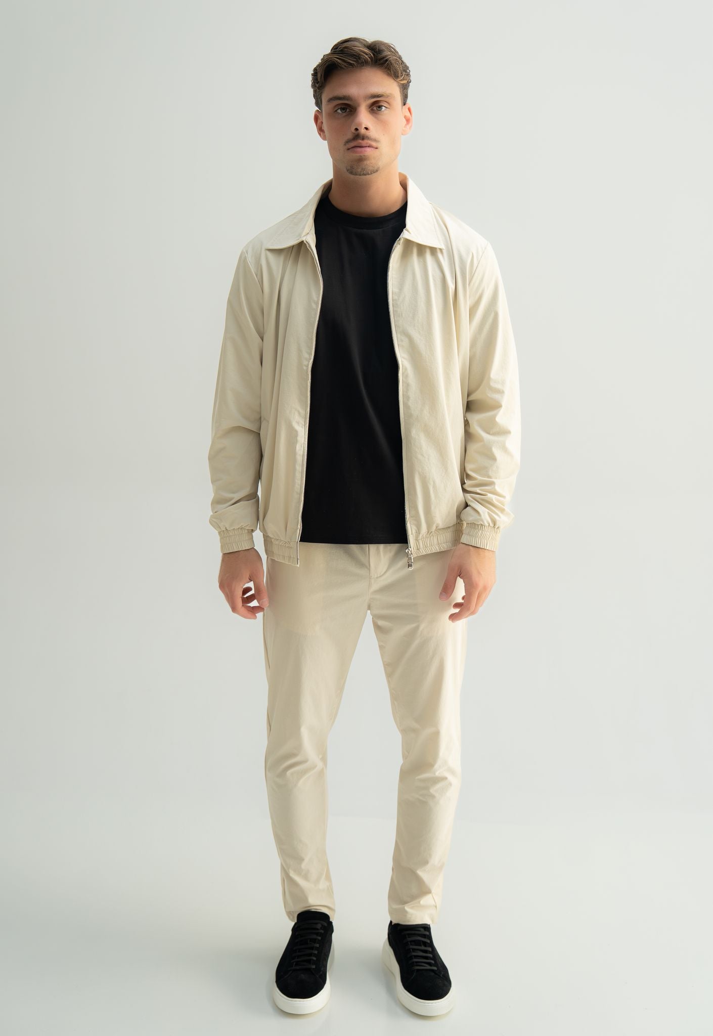 Arso Amsterdam Zip casual set
Slim fit
Zip closure
Structured collar
Premium stretch fabric
Breathable and lightweight
Smooth matte finish
Reinforced seams
Shape-retaining