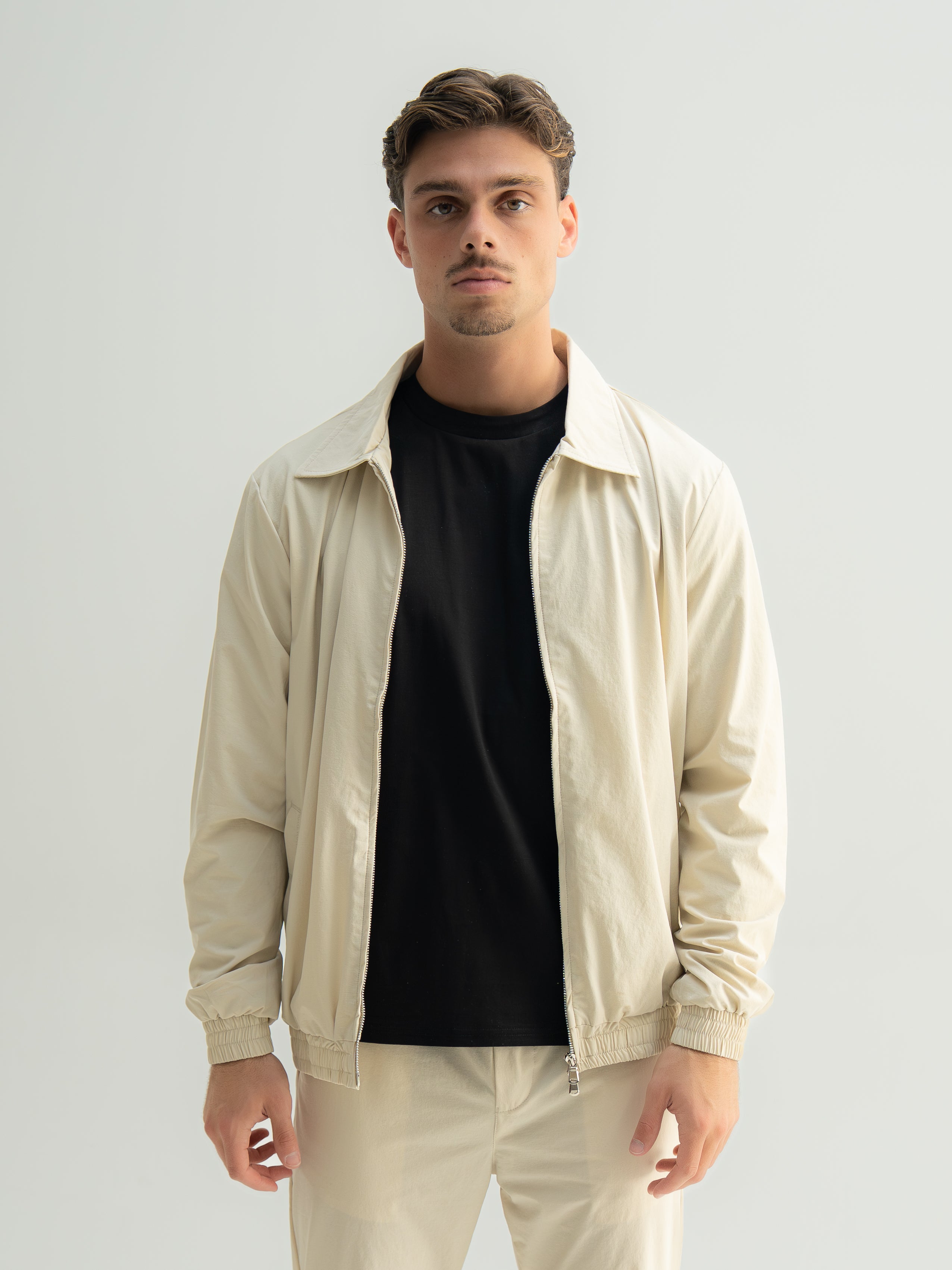 Arso Amsterdam Zip casual set
Slim fit
Zip closure
Structured collar
Premium stretch fabric
Breathable and lightweight
Smooth matte finish
Reinforced seams
Shape-retaining