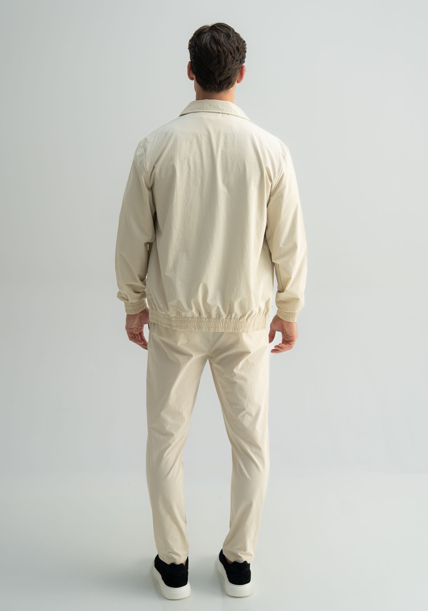 Arso Amsterdam Zip casual set
Slim fit
Zip closure
Structured collar
Premium stretch fabric
Breathable and lightweight
Smooth matte finish
Reinforced seams
Shape-retaining