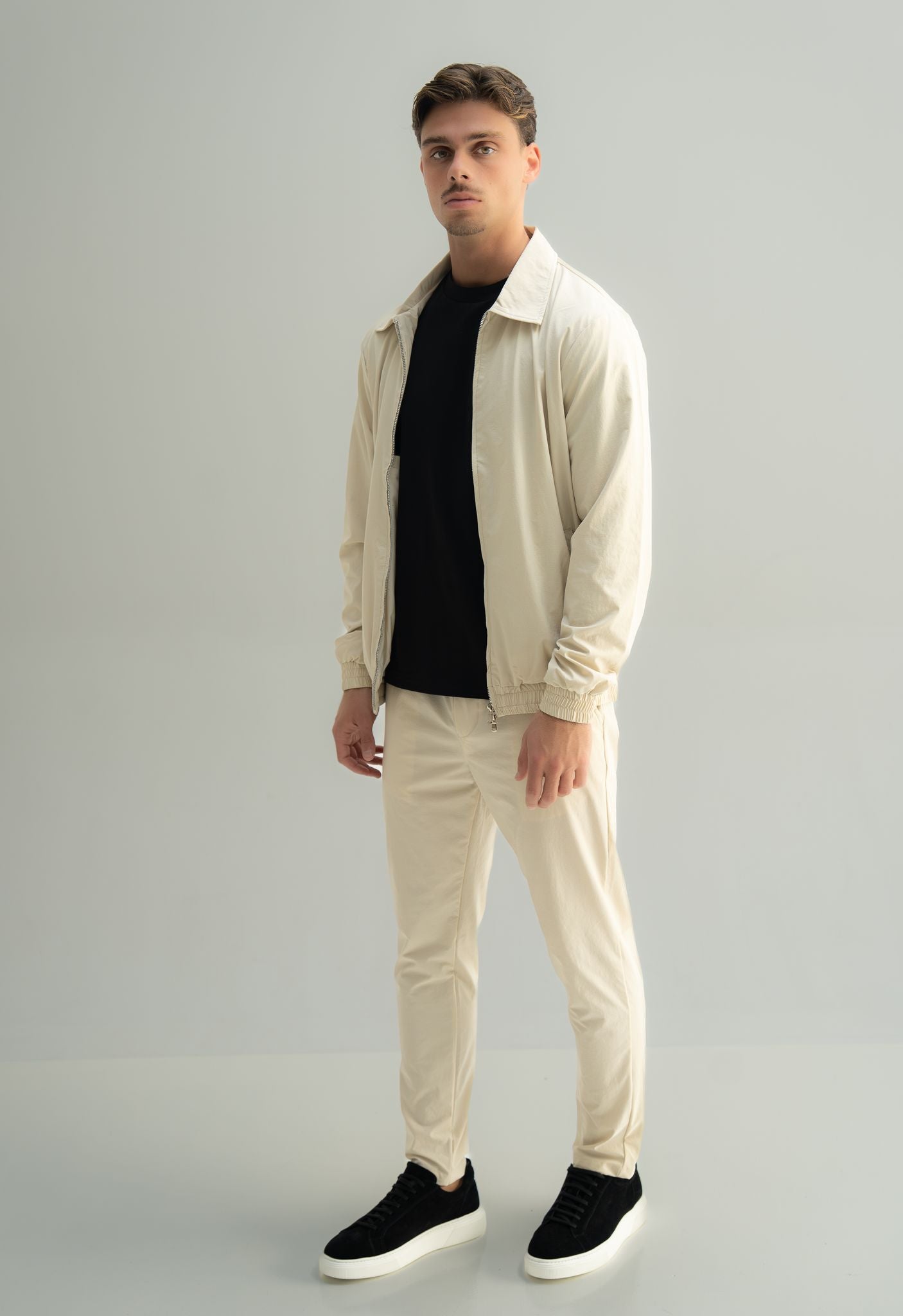 Arso Amsterdam Zip casual set
Slim fit
Zip closure
Structured collar
Premium stretch fabric
Breathable and lightweight
Smooth matte finish
Reinforced seams
Shape-retaining