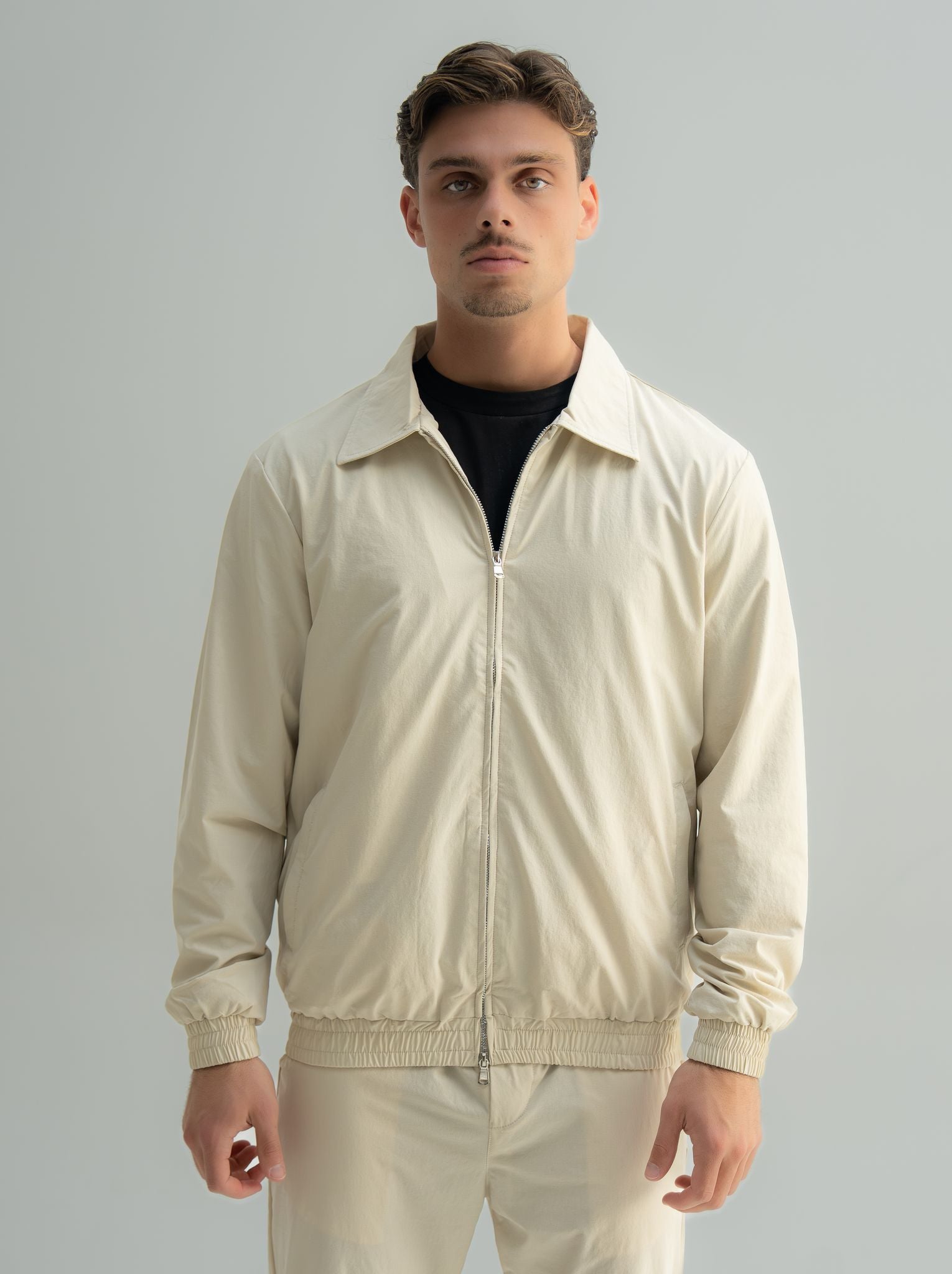 Arso Amsterdam Zip casual set
Slim fit
Zip closure
Structured collar
Premium stretch fabric
Breathable and lightweight
Smooth matte finish
Reinforced seams
Shape-retaining