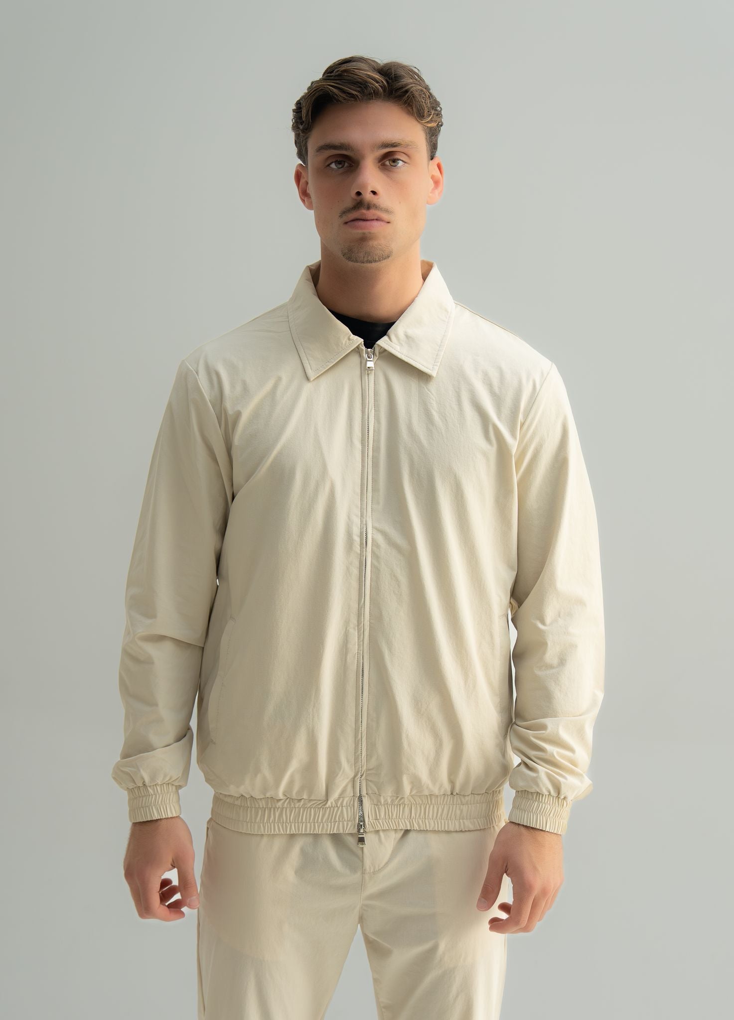 Arso Amsterdam Zip casual set
Slim fit
Zip closure
Structured collar
Premium stretch fabric
Breathable and lightweight
Smooth matte finish
Reinforced seams
Shape-retaining