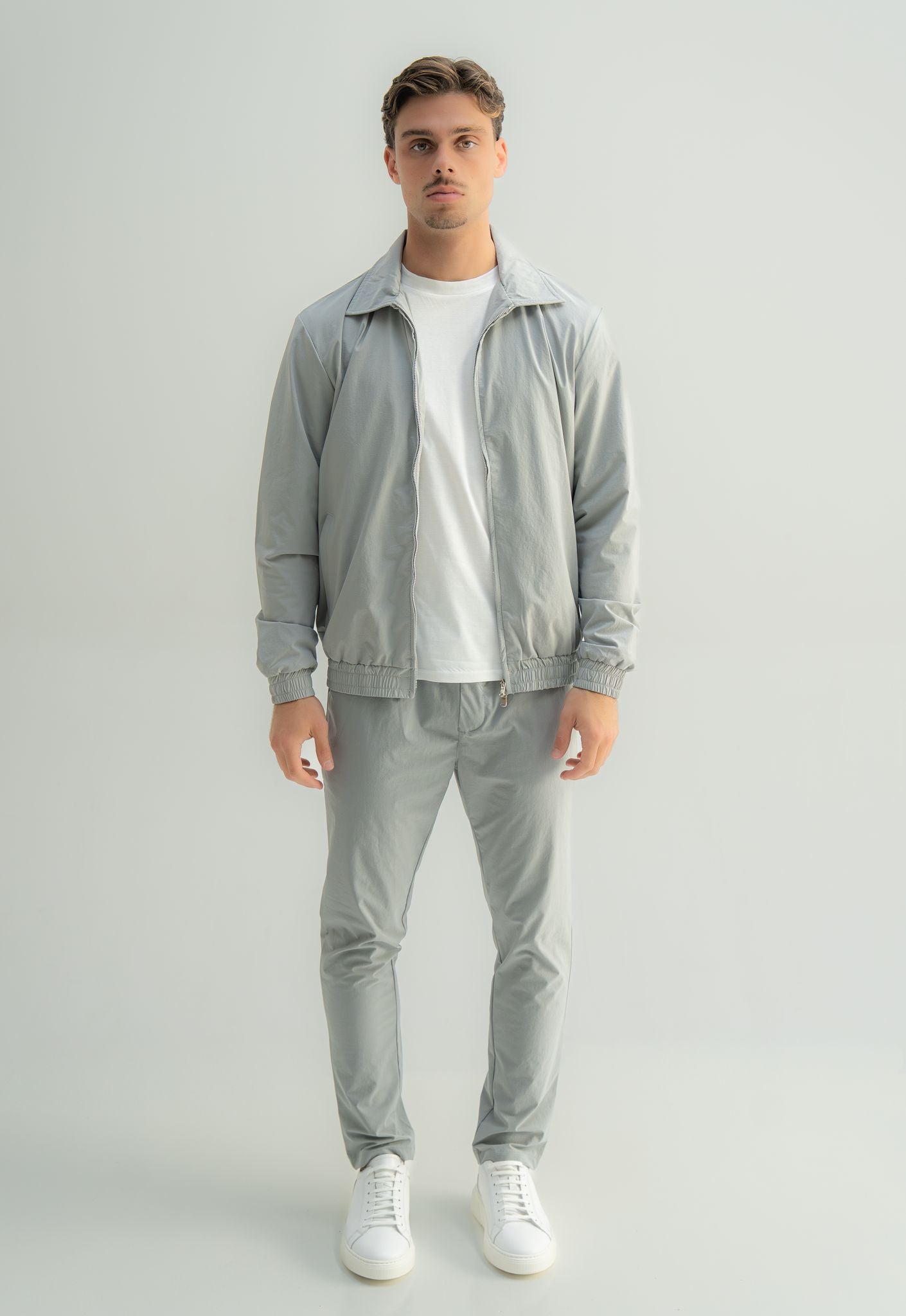 Arso Amsterdam Zip casual set
Slim fit
Zip closure
Structured collar
Premium stretch fabric
Breathable and lightweight
Smooth matte finish
Reinforced seams
Shape-retaining