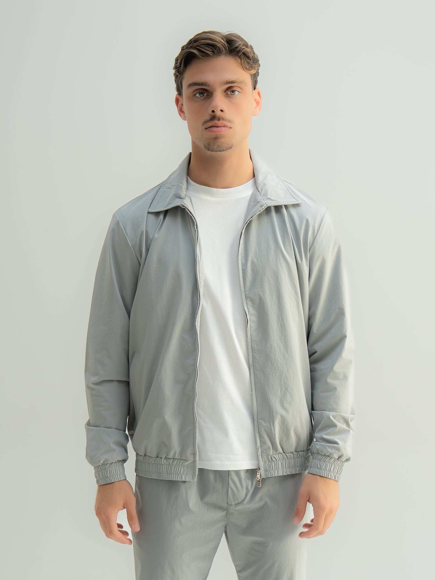 Arso Amsterdam Zip casual set
Slim fit
Zip closure
Structured collar
Premium stretch fabric
Breathable and lightweight
Smooth matte finish
Reinforced seams
Shape-retaining