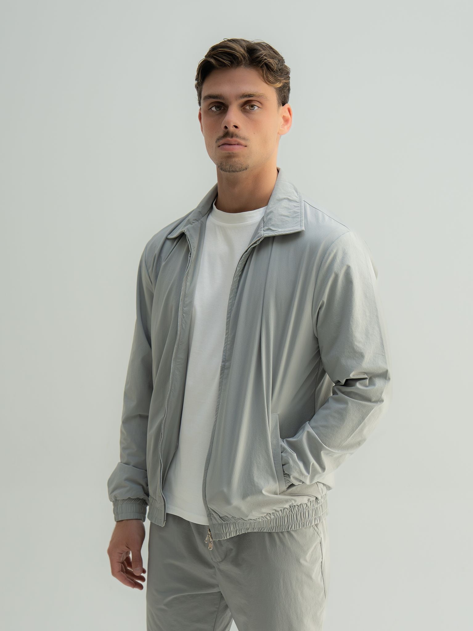 Arso Amsterdam Zip casual set
Slim fit
Zip closure
Structured collar
Premium stretch fabric
Breathable and lightweight
Smooth matte finish
Reinforced seams
Shape-retaining