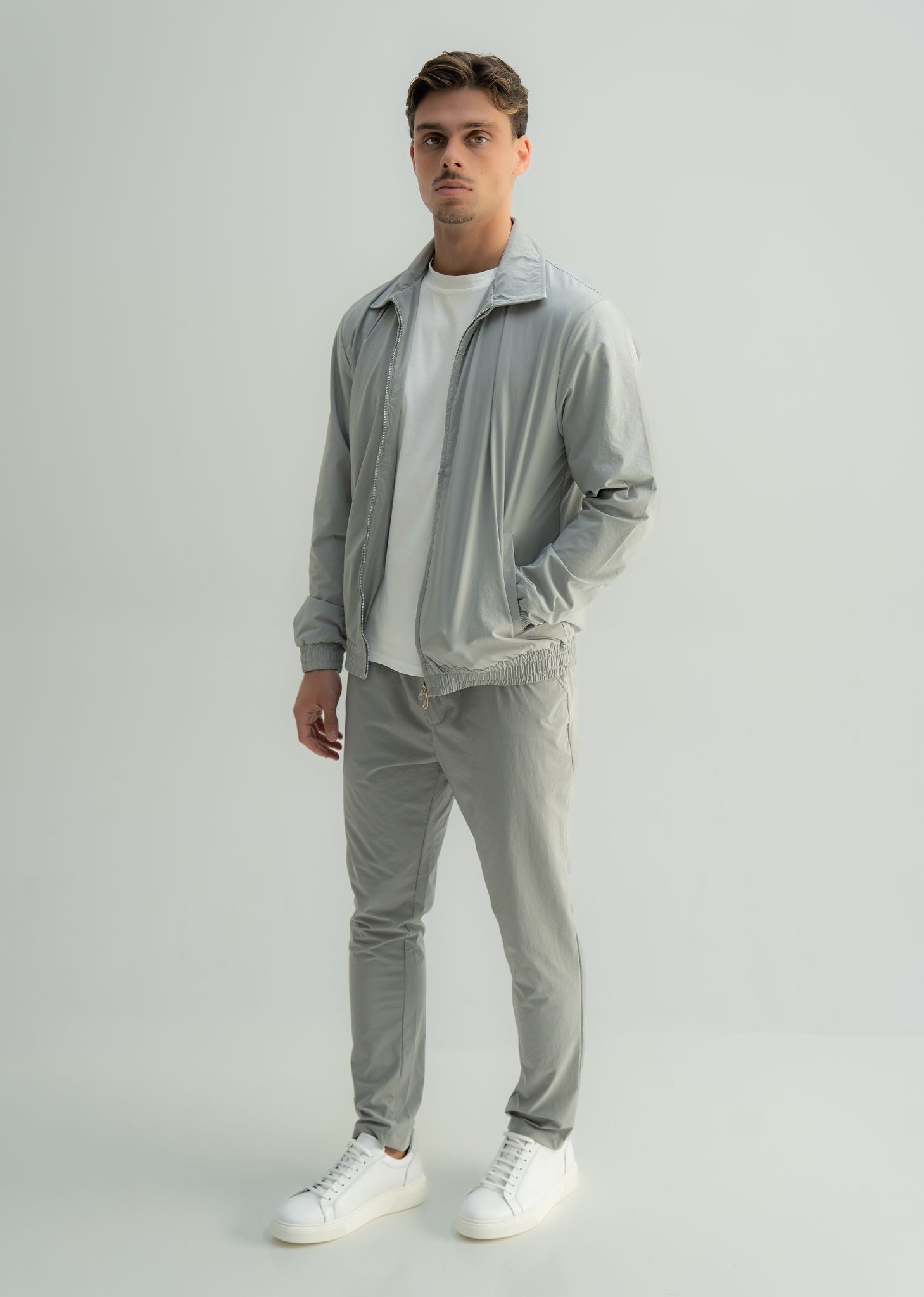Arso Amsterdam Zip casual set
Slim fit
Zip closure
Structured collar
Premium stretch fabric
Breathable and lightweight
Smooth matte finish
Reinforced seams
Shape-retaining