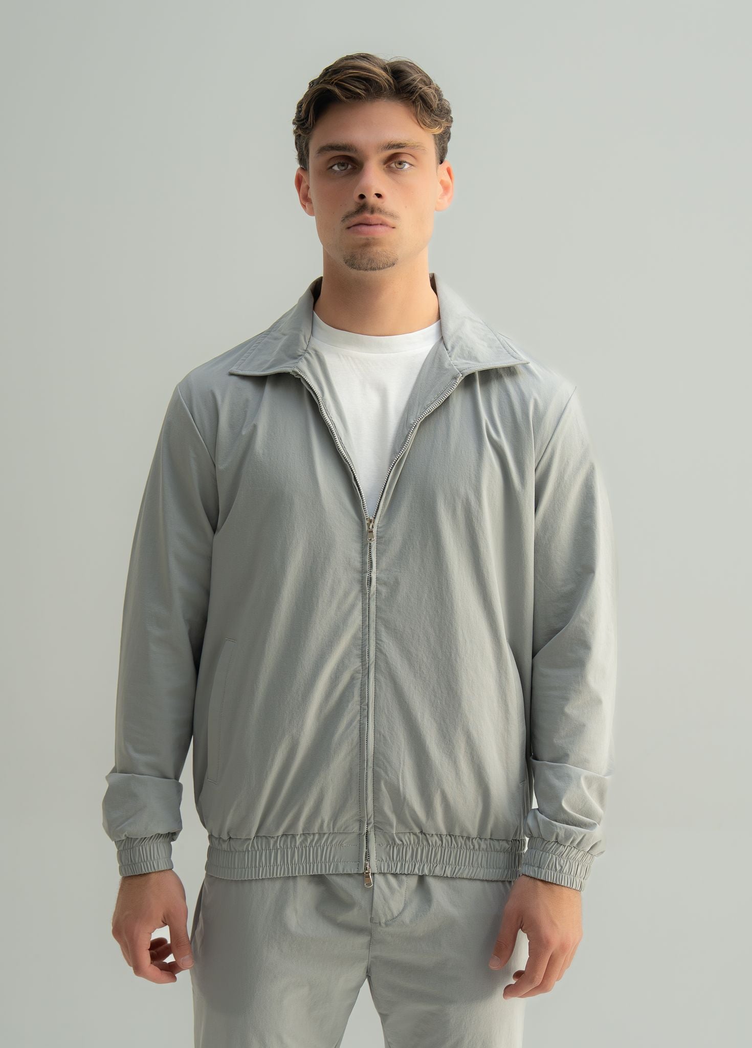 Arso Amsterdam Zip casual set
Slim fit
Zip closure
Structured collar
Premium stretch fabric
Breathable and lightweight
Smooth matte finish
Reinforced seams
Shape-retaining