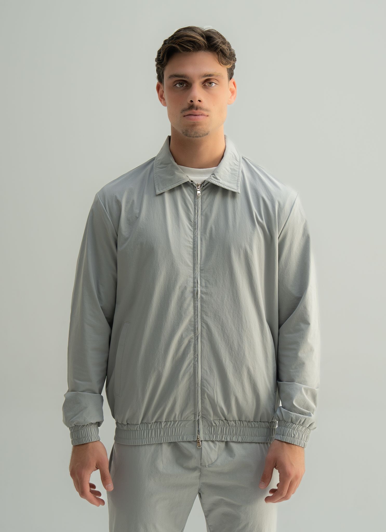 Arso Amsterdam Zip casual set
Slim fit
Zip closure
Structured collar
Premium stretch fabric
Breathable and lightweight
Smooth matte finish
Reinforced seams
Shape-retaining