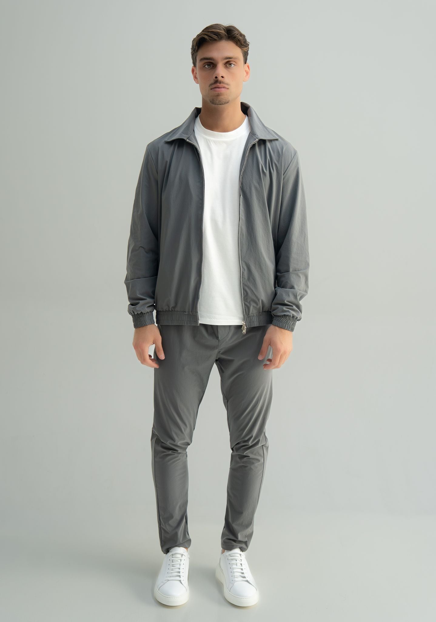 Arso Amsterdam Zip casual set
Slim fit
Zip closure
Structured collar
Premium stretch fabric
Breathable and lightweight
Smooth matte finish
Reinforced seams
Shape-retaining