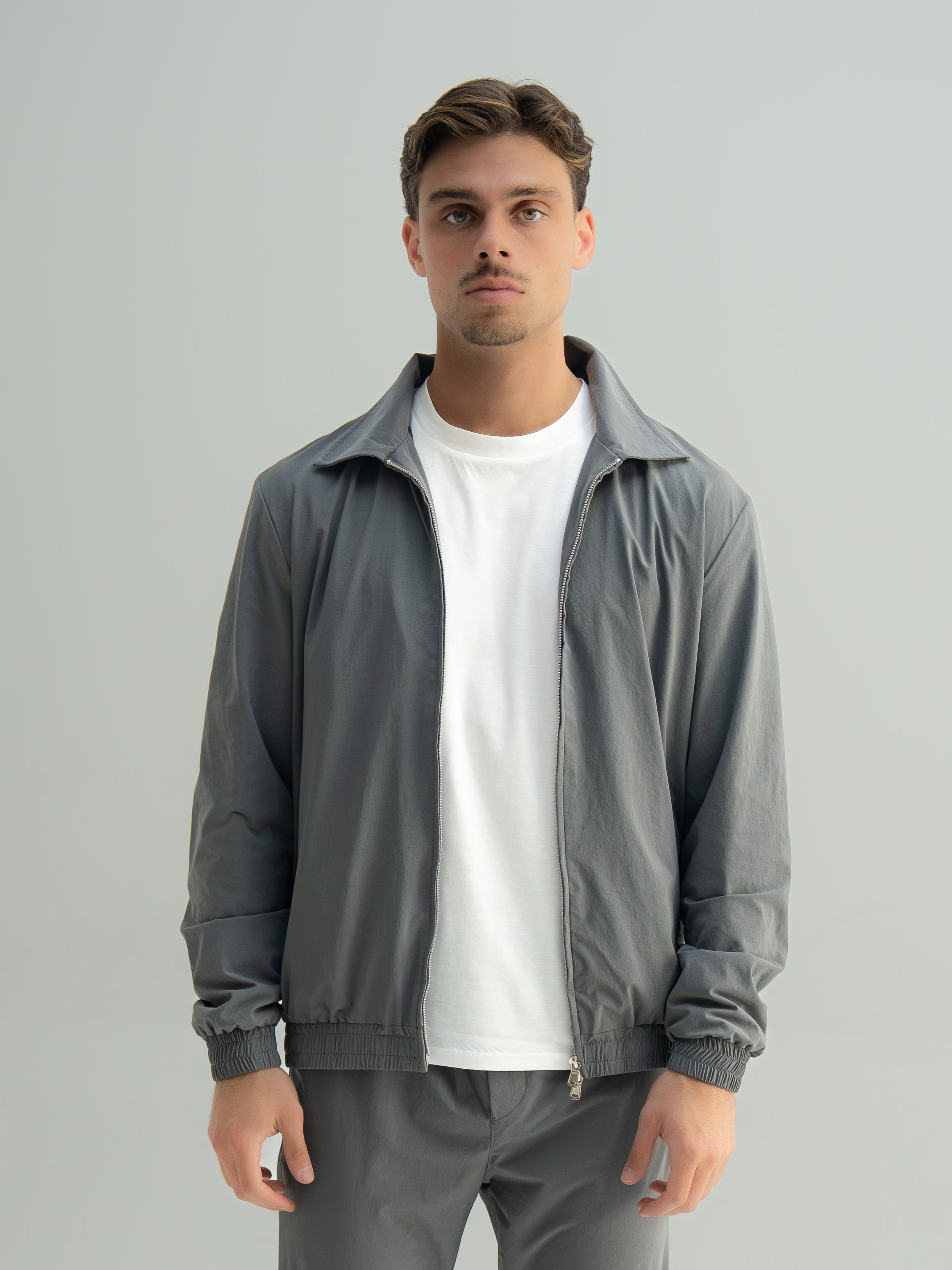 Arso Amsterdam Zip casual set
Slim fit
Zip closure
Structured collar
Premium stretch fabric
Breathable and lightweight
Smooth matte finish
Reinforced seams
Shape-retaining