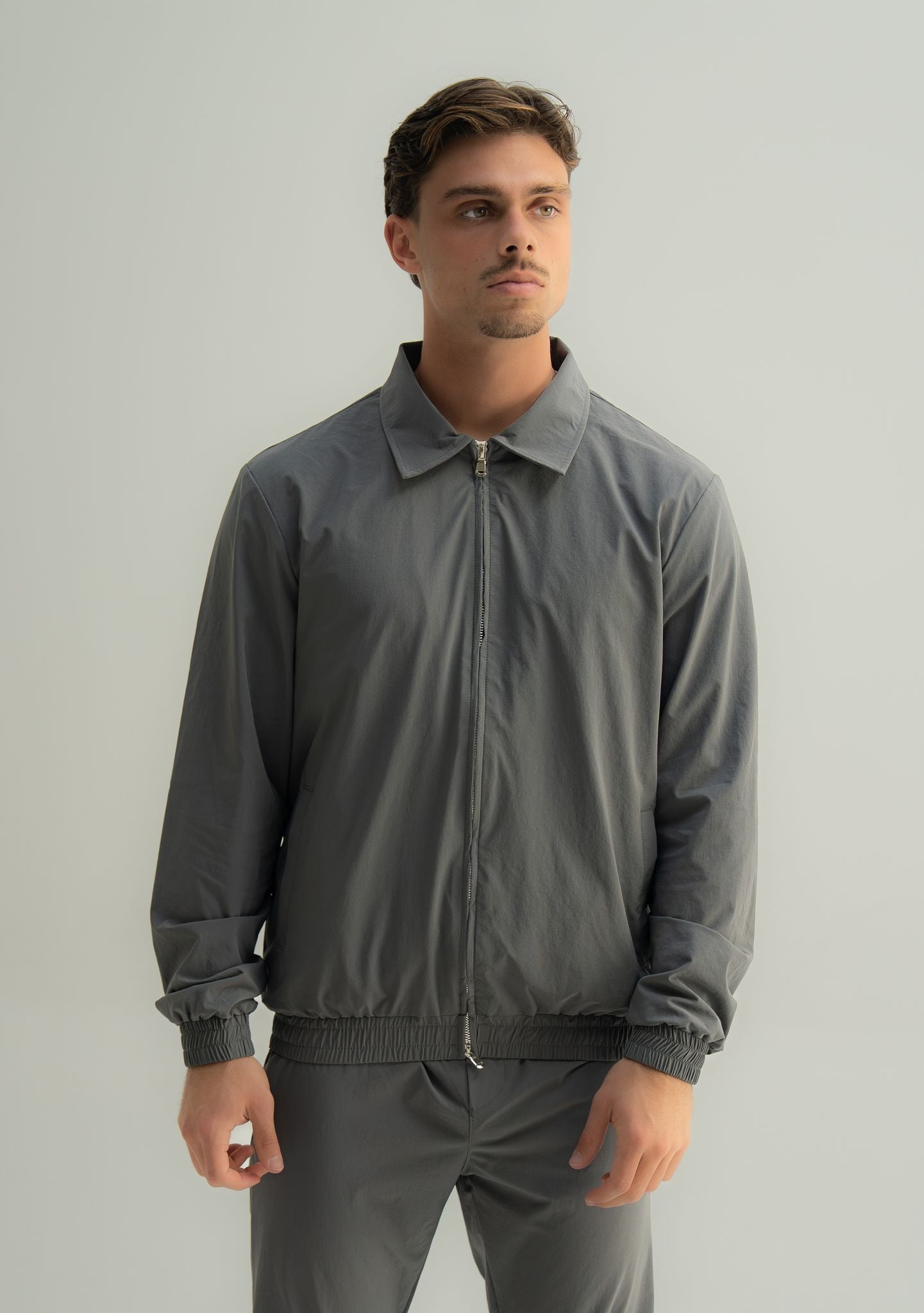 Arso Amsterdam Zip casual set
Slim fit
Zip closure
Structured collar
Premium stretch fabric
Breathable and lightweight
Smooth matte finish
Reinforced seams
Shape-retaining