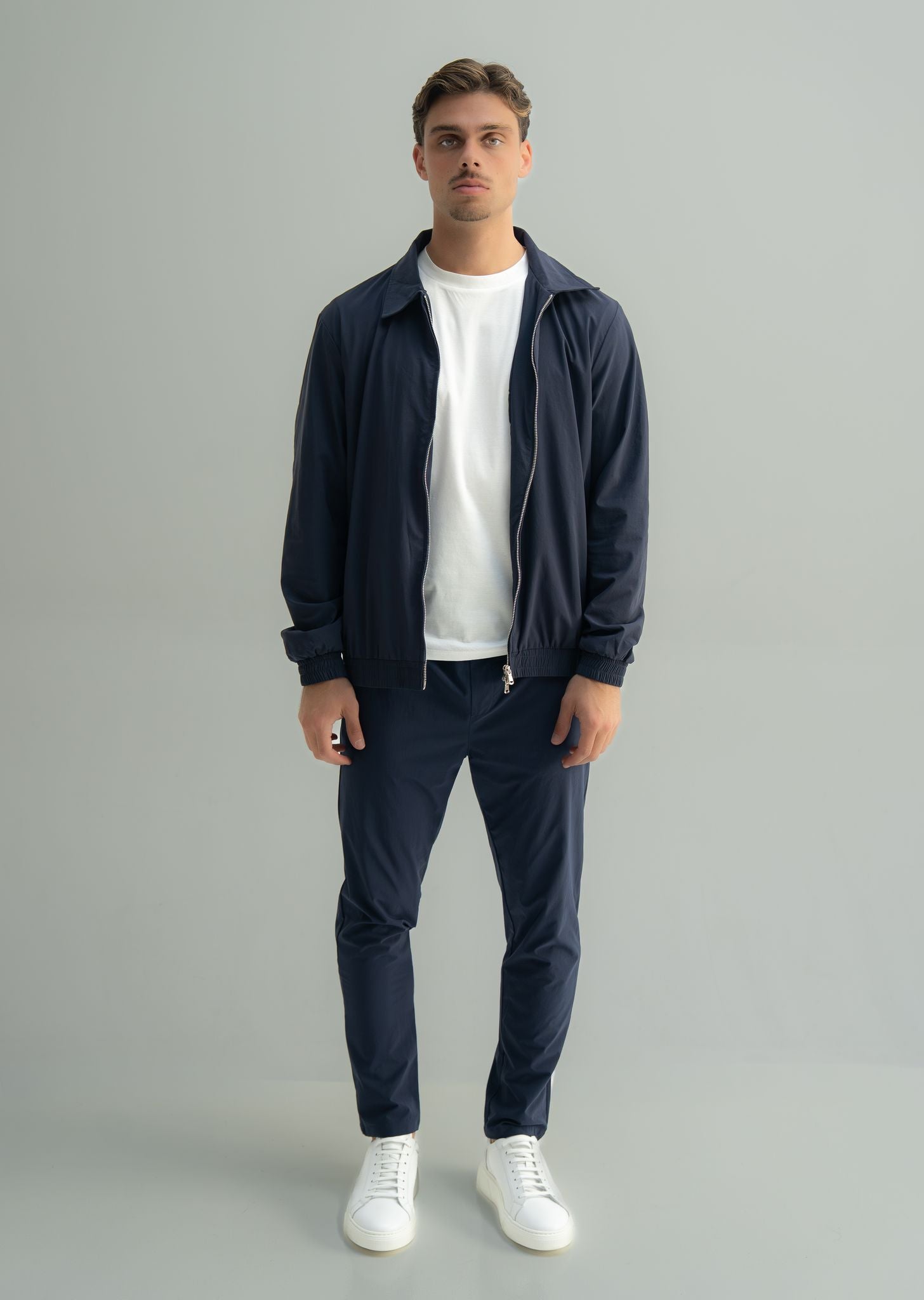 Arso Amsterdam Zip casual set
Slim fit
Zip closure
Structured collar
Premium stretch fabric
Breathable and lightweight
Smooth matte finish
Reinforced seams
Shape-retaining