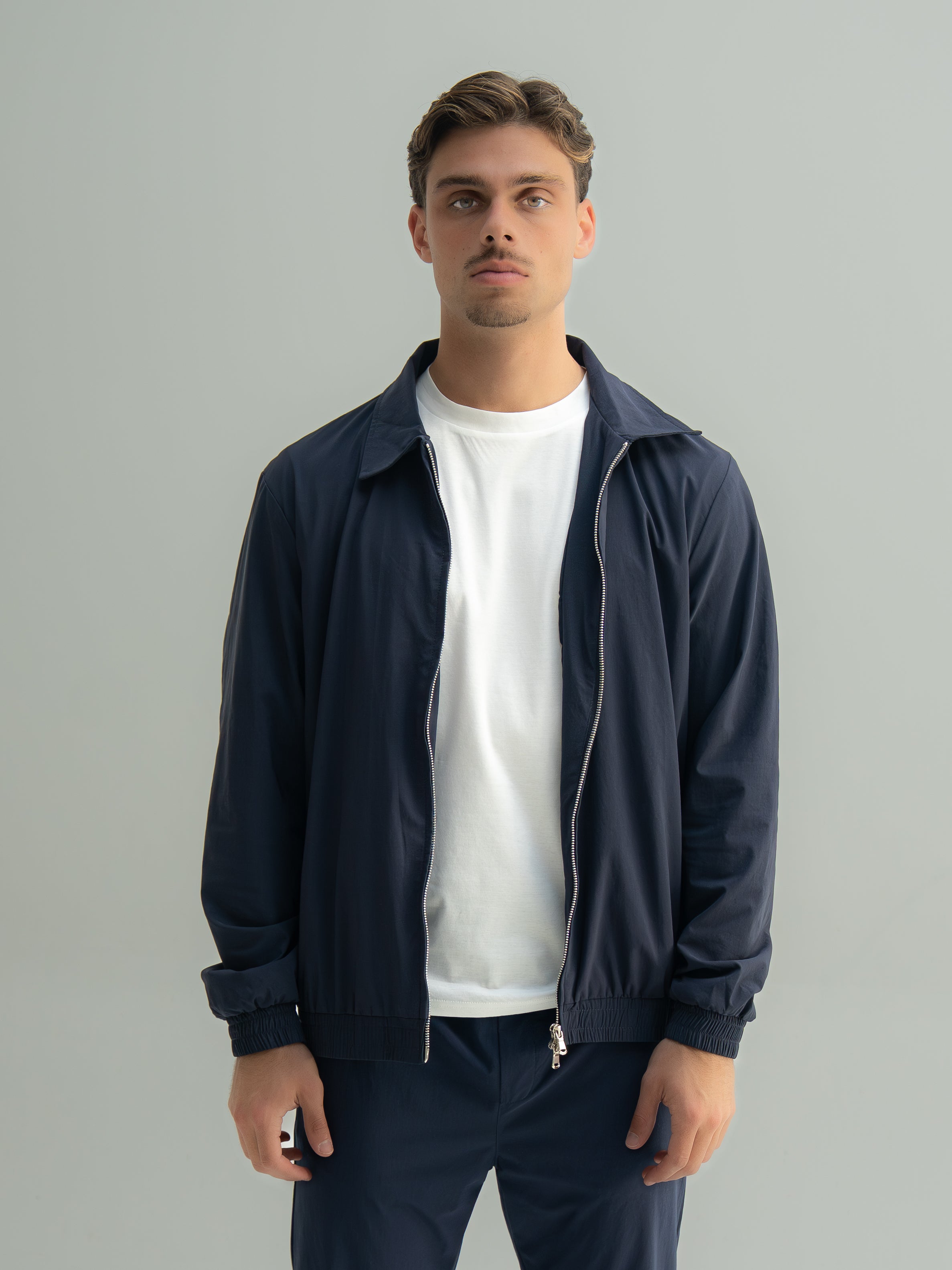 Arso Amsterdam Zip casual set
Slim fit
Zip closure
Structured collar
Premium stretch fabric
Breathable and lightweight
Smooth matte finish
Reinforced seams
Shape-retaining