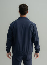 Arso Amsterdam Zip casual set
Slim fit
Zip closure
Structured collar
Premium stretch fabric
Breathable and lightweight
Smooth matte finish
Reinforced seams
Shape-retaining