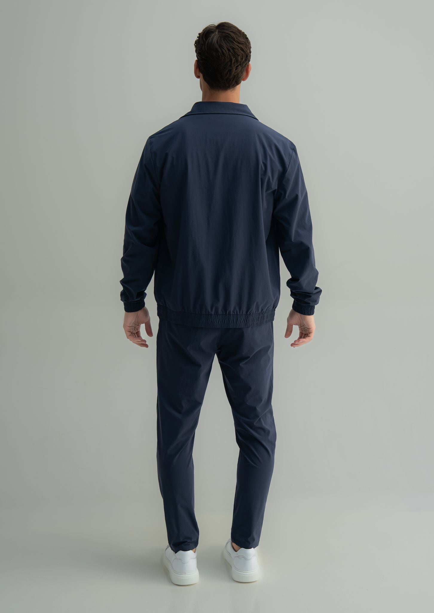 Arso Amsterdam Zip casual set
Slim fit
Zip closure
Structured collar
Premium stretch fabric
Breathable and lightweight
Smooth matte finish
Reinforced seams
Shape-retaining