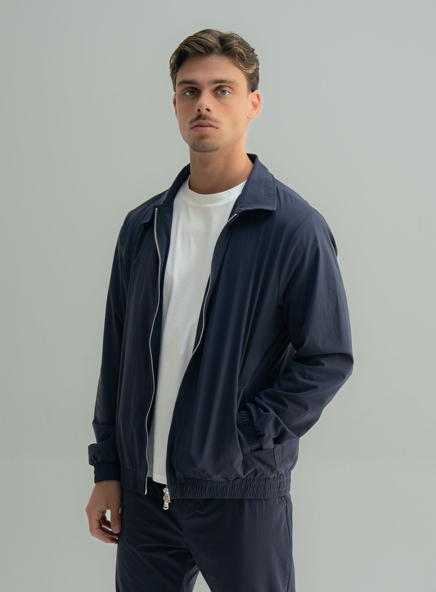 Arso Amsterdam Zip casual set
Slim fit
Zip closure
Structured collar
Premium stretch fabric
Breathable and lightweight
Smooth matte finish
Reinforced seams
Shape-retaining