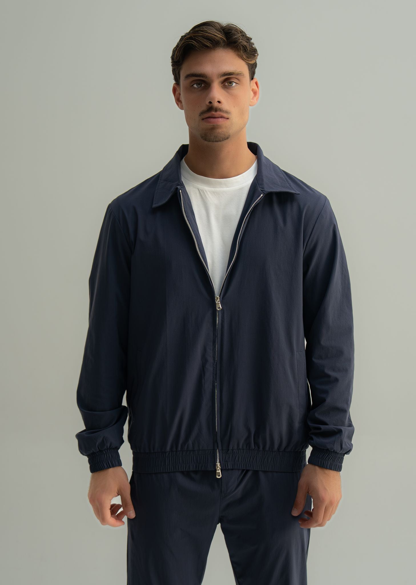 Arso Amsterdam Zip casual set
Slim fit
Zip closure
Structured collar
Premium stretch fabric
Breathable and lightweight
Smooth matte finish
Reinforced seams
Shape-retaining