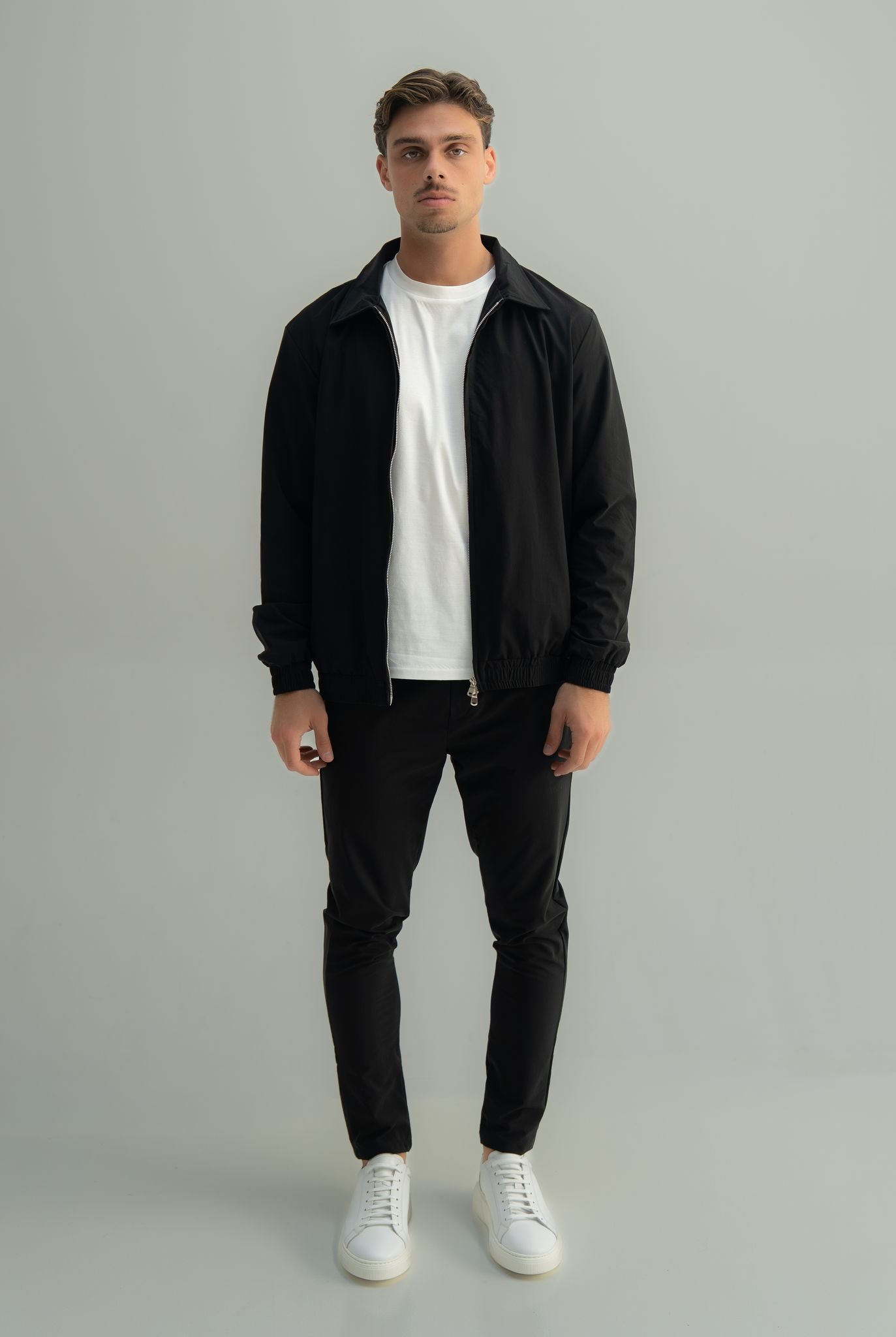 Arso Amsterdam Zip casual set
Slim fit
Zip closure
Structured collar
Premium stretch fabric
Breathable and lightweight
Smooth matte finish
Reinforced seams
Shape-retaining