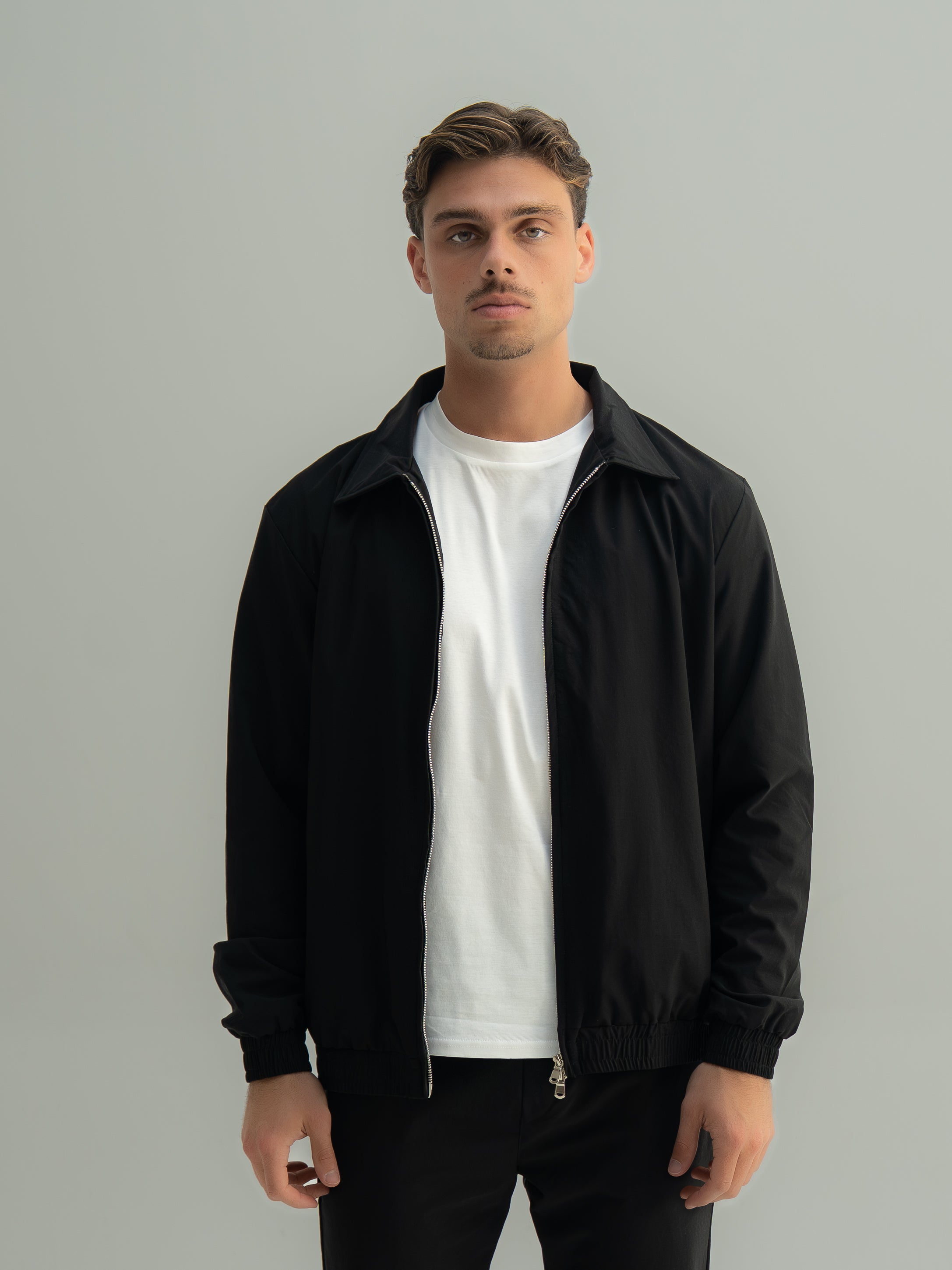 Arso Amsterdam Zip casual set
Slim fit
Zip closure
Structured collar
Premium stretch fabric
Breathable and lightweight
Smooth matte finish
Reinforced seams
Shape-retaining