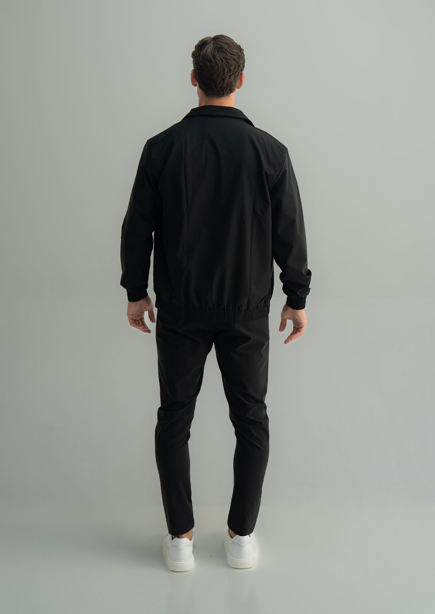 Arso Amsterdam Zip casual set
Slim fit
Zip closure
Structured collar
Premium stretch fabric
Breathable and lightweight
Smooth matte finish
Reinforced seams
Shape-retaining