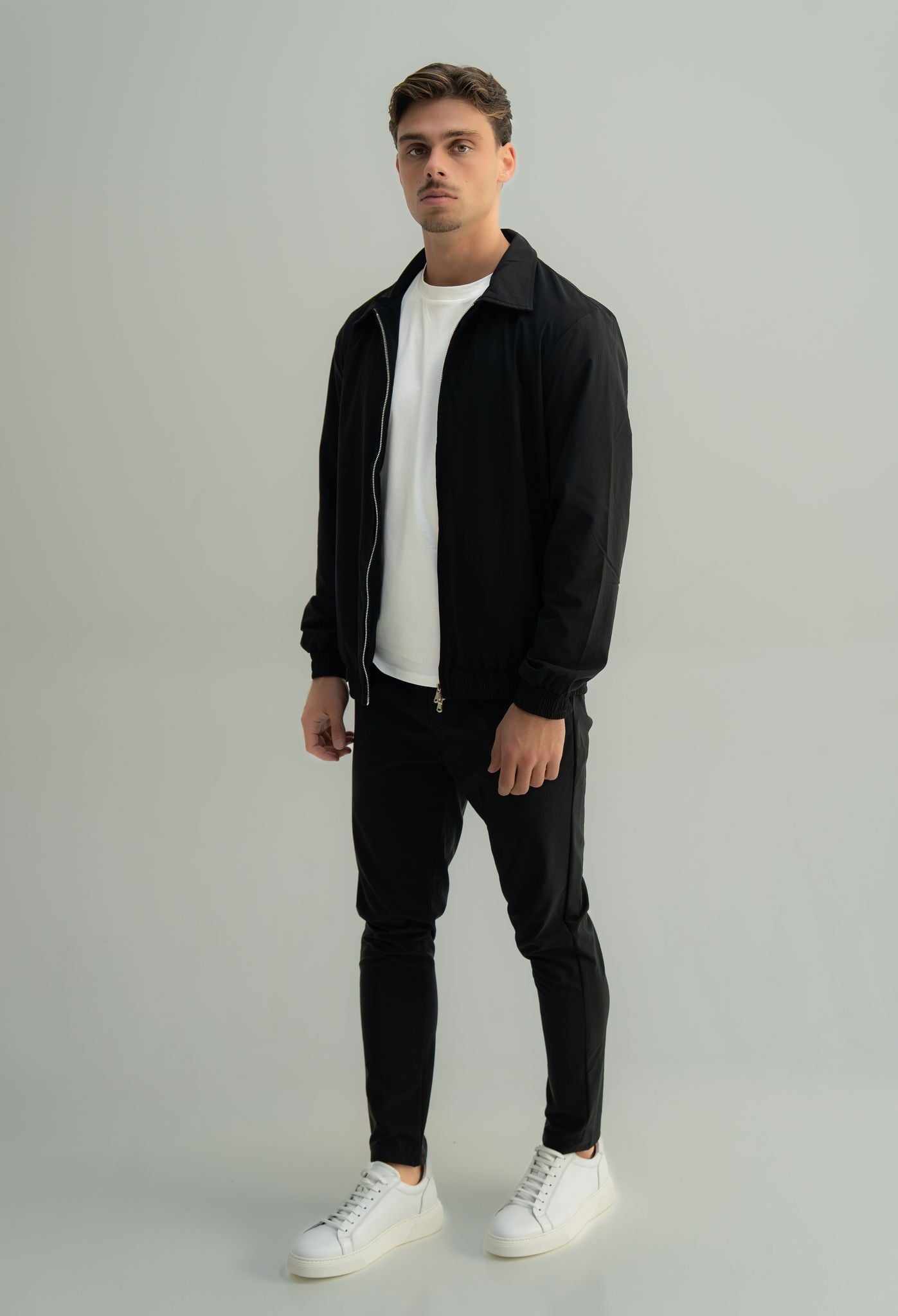Arso Amsterdam Zip casual set
Slim fit
Zip closure
Structured collar
Premium stretch fabric
Breathable and lightweight
Smooth matte finish
Reinforced seams
Shape-retaining