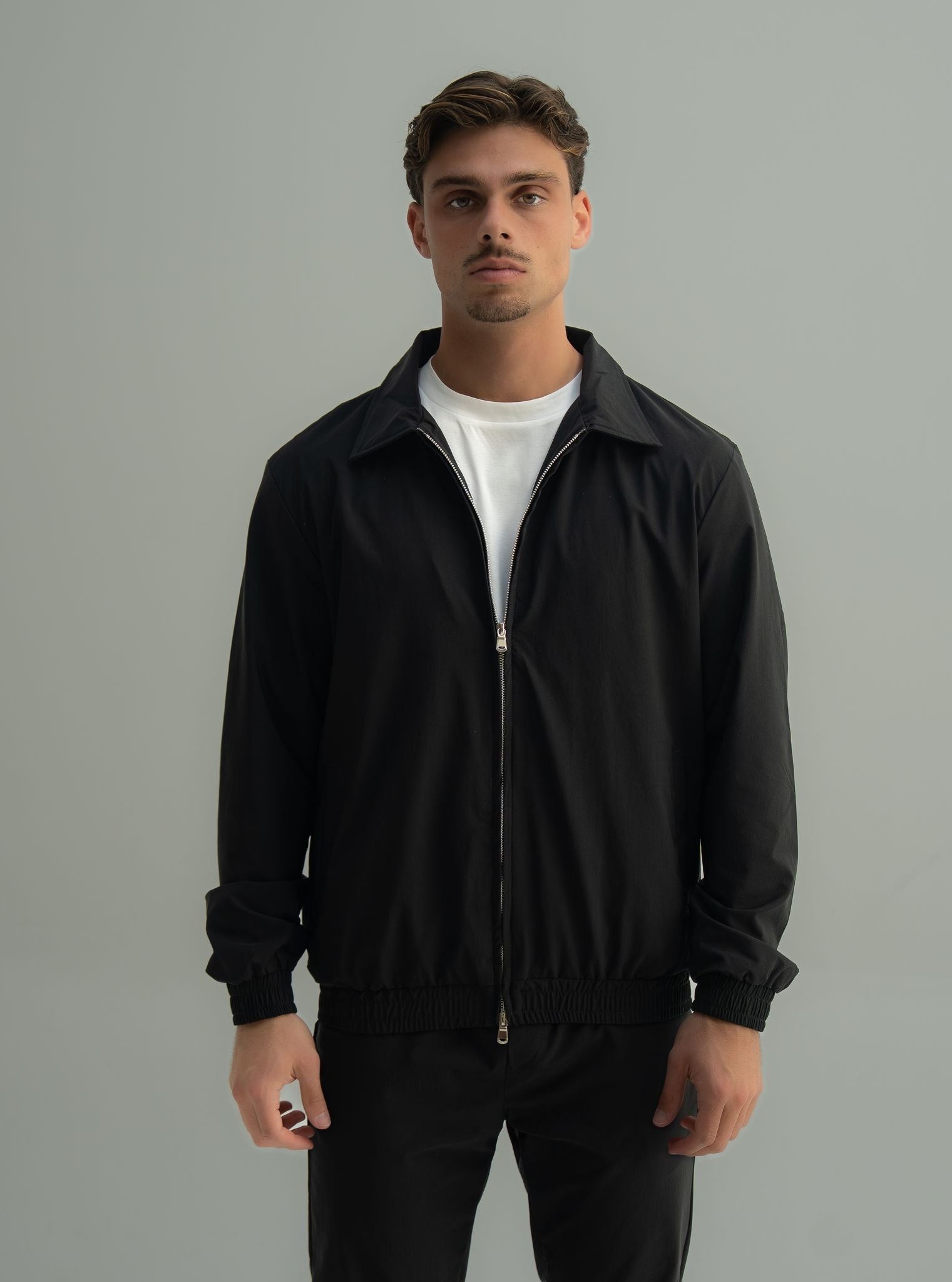 Arso Amsterdam Zip casual set
Slim fit
Zip closure
Structured collar
Premium stretch fabric
Breathable and lightweight
Smooth matte finish
Reinforced seams
Shape-retaining