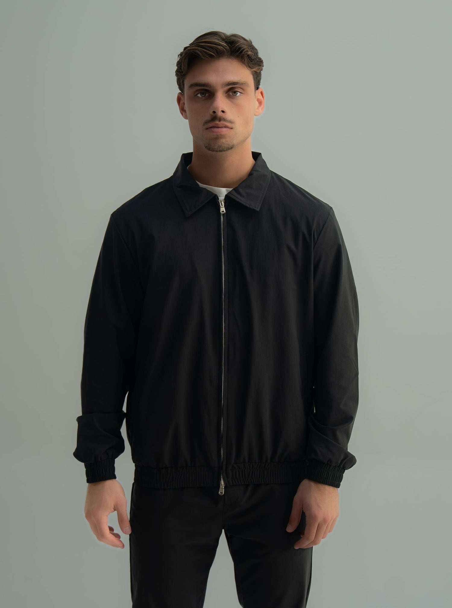 Arso Amsterdam Zip casual set
Slim fit
Zip closure
Structured collar
Premium stretch fabric
Breathable and lightweight
Smooth matte finish
Reinforced seams
Shape-retaining