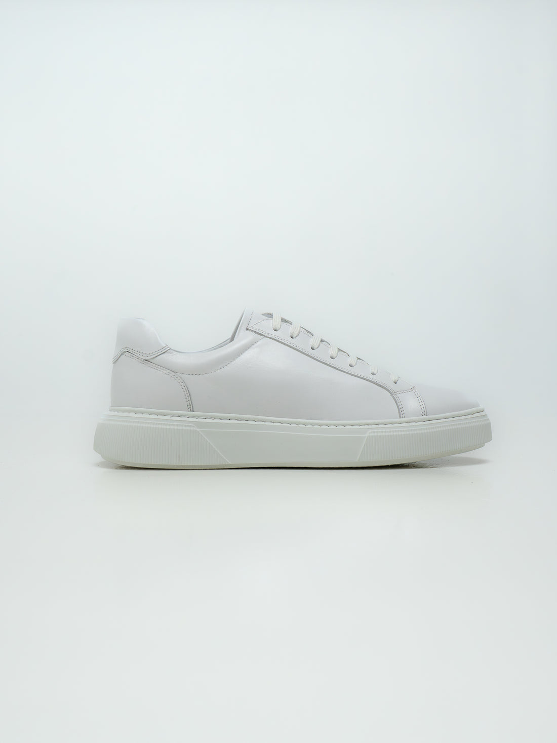 CLASSIC LEATHER SNEAKERS - WHITE